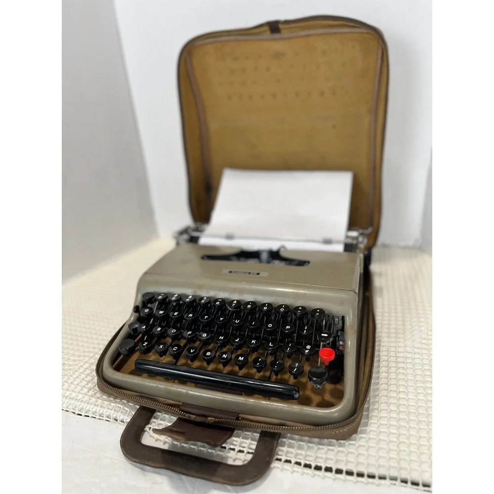 Vintage Olivetti Lettera 22 Portable Manual Typewriter with Case Made in Italy